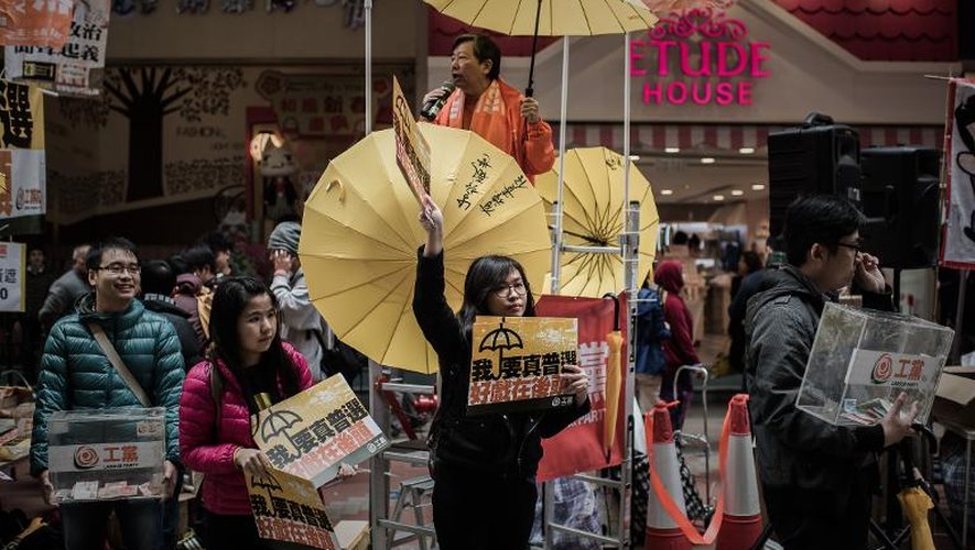 Des militants prodémocratie distribuent des affichettes avant une marche dans les rues de Hong Kong, le 1er février 2015