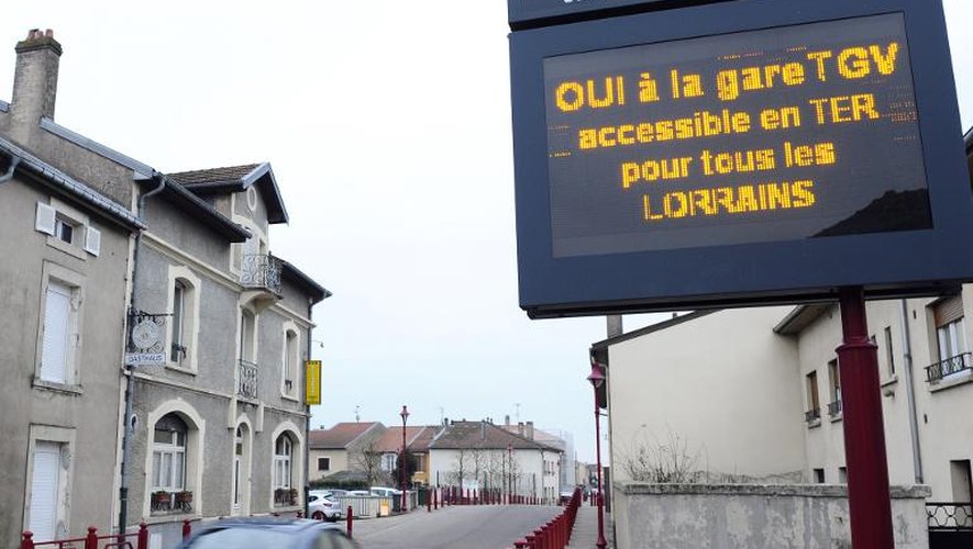 Un message "Oui à la gare TGV" sur unn panneau d'affichage lumineux dans une rue de Vandière, le 22 janvier 2015, en Lorraine