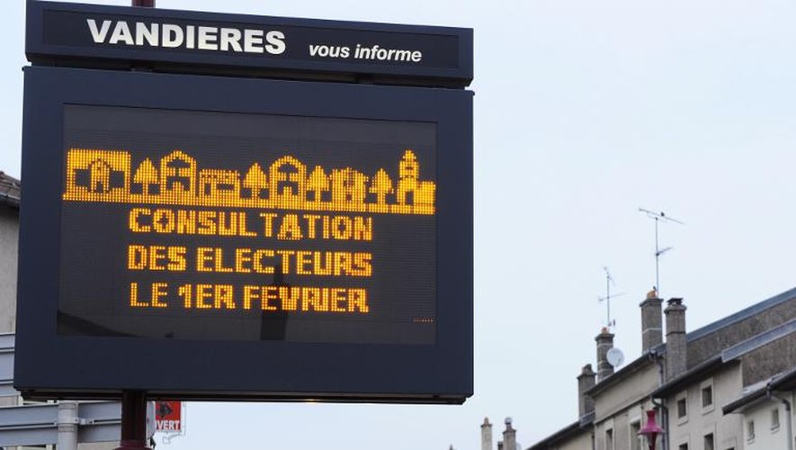 Un panneau d'affichage lumineux informe les habitants de Vandière d'une "consultation des électeurs" sur la construction d'une nouvelle gare TVG, le 1er février 2015, en Lorraine