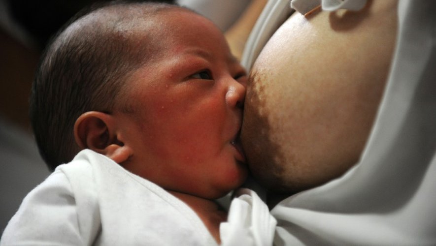 Une mère allaite son bébé à l'hôpital Fabella de Manille, le 8 mai 2015