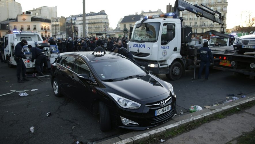 Des policiers déplacent les taxis en grève Place Mailot à Paris, le 29 janvier 2016