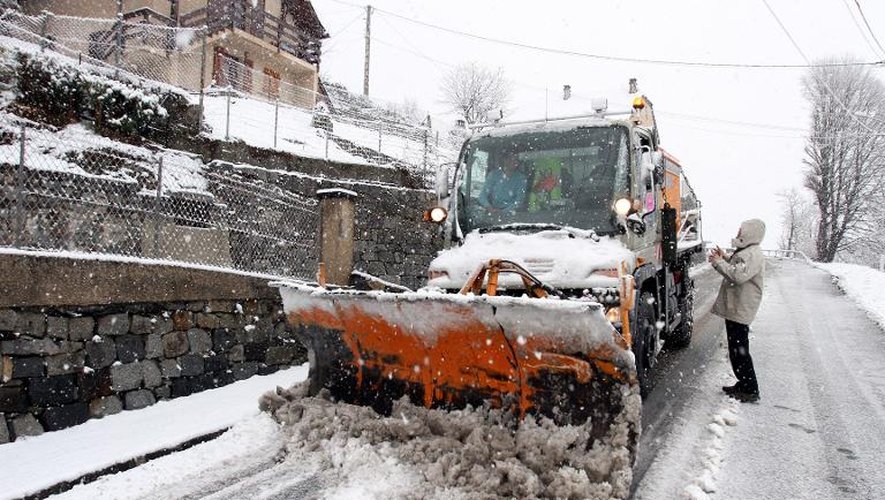 Un chasse-neige dégage une route de Luz-Saint-Sauveur pendant une chute de neige, le 31 janvier 2015 dans les Hautes-Pyrénées
