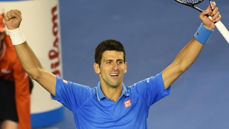 Novak Djokovic bras levés après sa victoire en finale de l'Open d'Australie face à Andy Murray, le 1er février 2015 à Melbourne