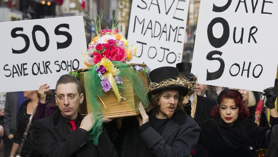 Des personnes manifestent après la fermeture du cabaret Madame Jojo's dans le quartier de Soho à Londres, le 29 novembre 2014