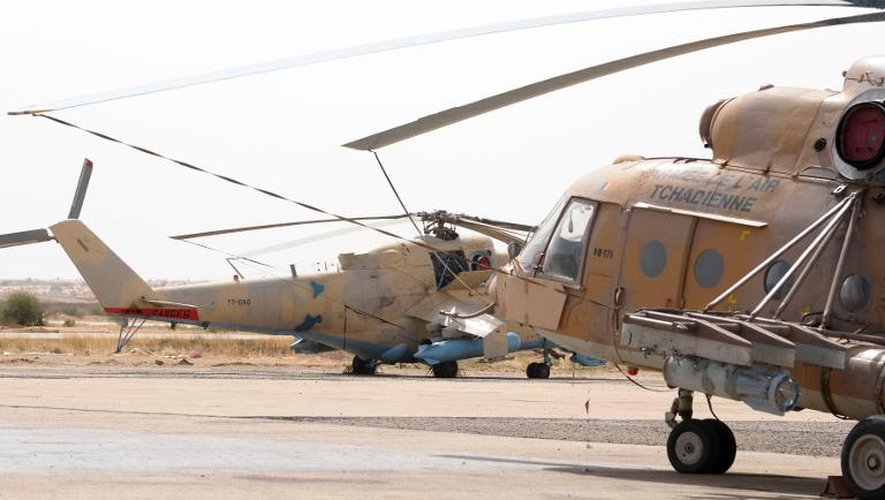Des hélicoptères de combat tachadiens à l'aéroport d'Abéché le 24 juin 2008