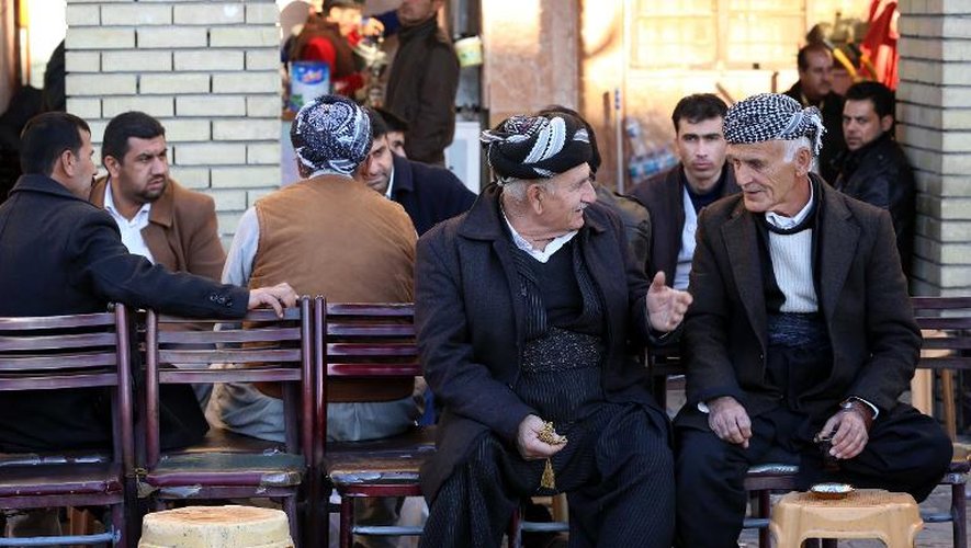 Des irakiens boivent un café sur le marché d'Erbil (Irak) le 13 janvier 2015