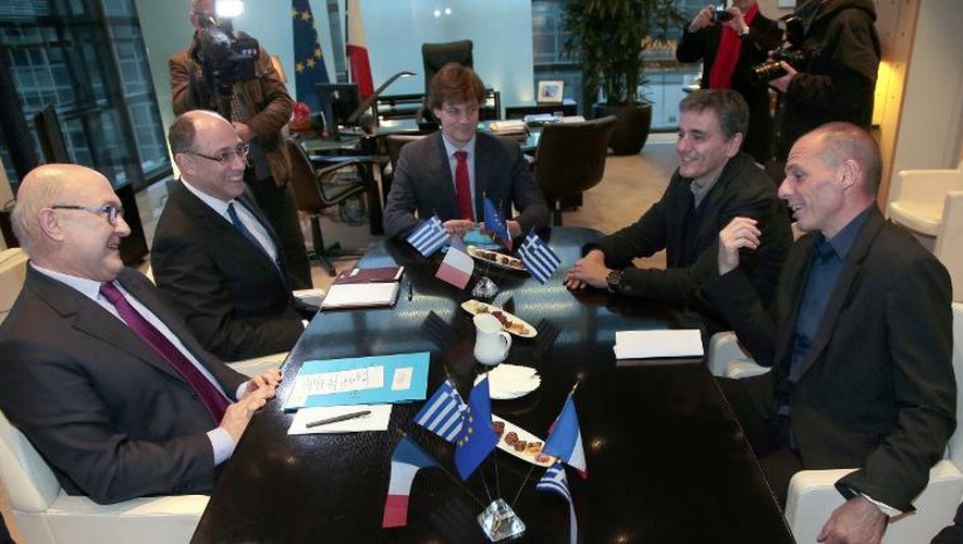 Le ministre français des Finances Michel Sapin reçoit son homologue grec Yanis Varoufakis le 1er février 2015 au ministère à Paris