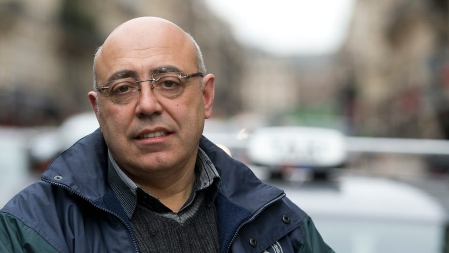 Le chauffeur de taxi franco-espagnol Hipolito Lopez, pose près de son taxi à Paris le 29 janvier 2016