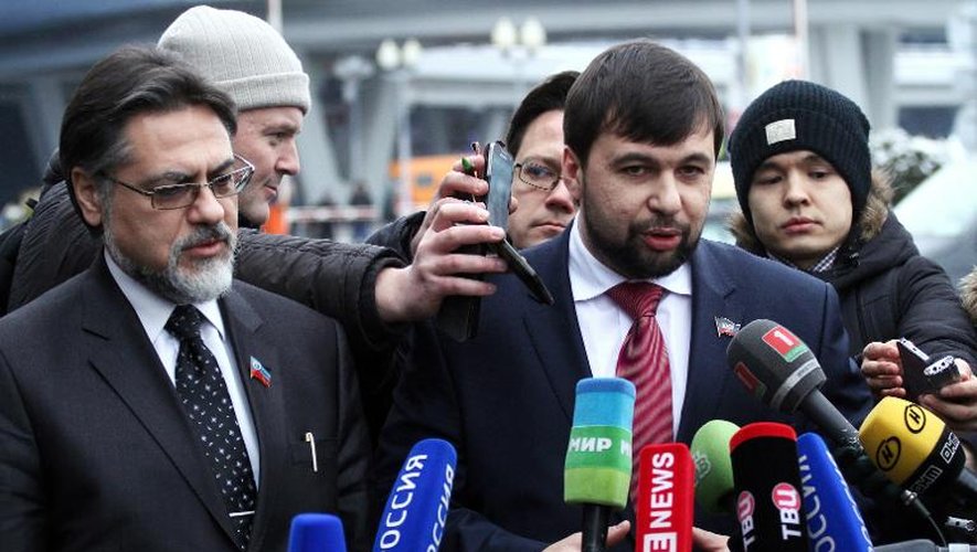 Denis Pouchiline (d) le 30 janvier 2015 face à la presse à l'aéroport de Minsk