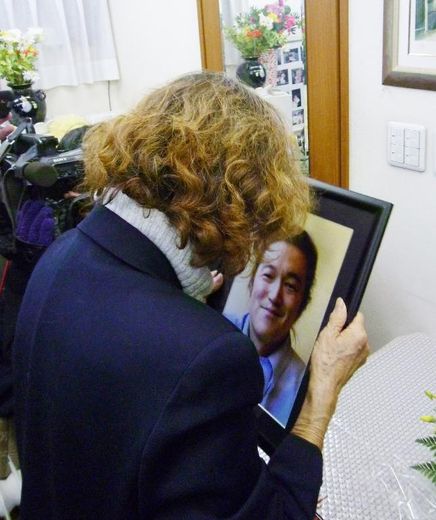 Junko Ishido, la mère de Kenji Goto, avec un portrait de son fils le 1er février 2015 à Tokyo