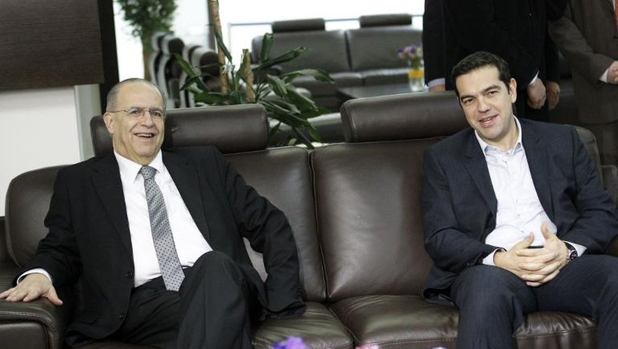 Le nouveau Premier ministre grec Alexis Tsipras (d) et le ministre des Affaires étrangères chypriote, Ioannis Kasoulides, le 2 février 2015