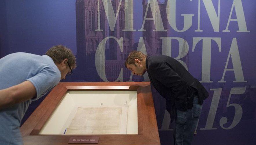 Des visiteurs lors d'une exposition sur la "Magna Carta" à la librairie du Congrès des Etats-Unis à Washington, le 6 novembre 2014