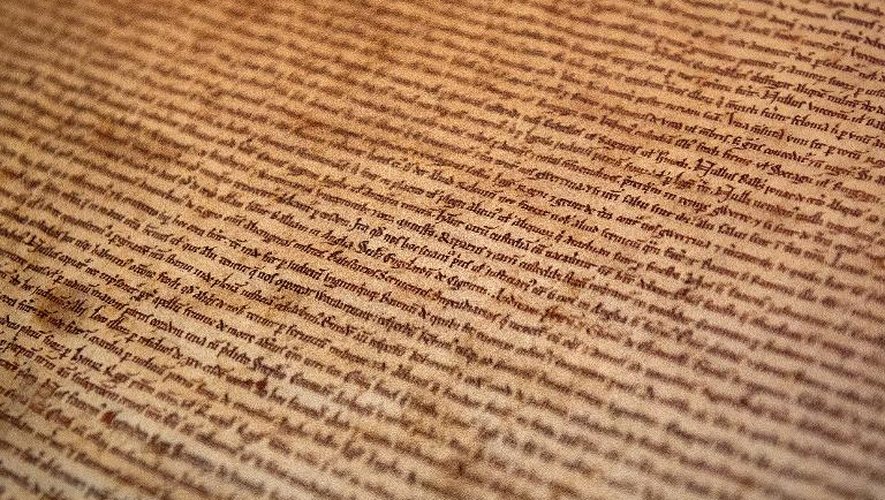 Détail de l'exemplaire original de la "Magna Carta" conservé à la cathédrale de Salisbury et exposé à Londres le 2 février 2015  à l'occasion du lancement des célébrations des 800 ans de ce texte fondateur de la démocratie et du droit constitutionnel modernes