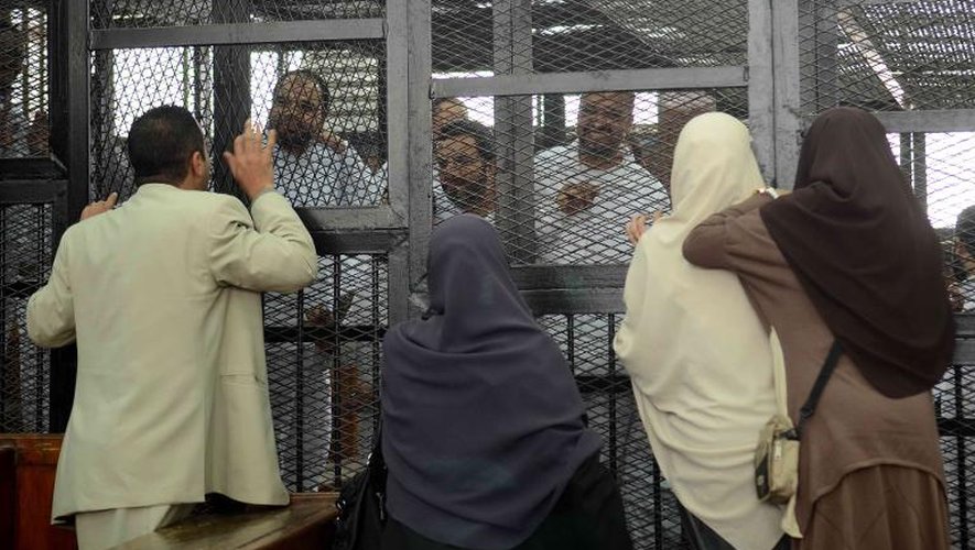 Des familles visitent des membres des Frères musulmans avant le début de leur procès au tribunal de Turah, près du Caire, le 3 février 2014 en Egypte