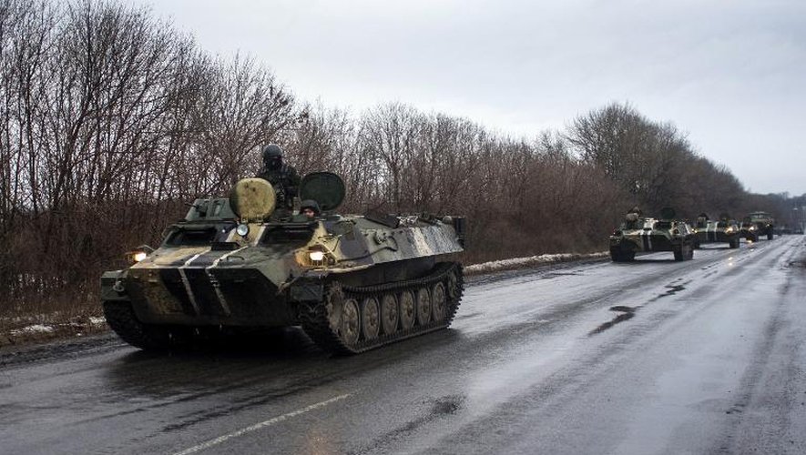 Une colonne de blindés de l'armée ukrainienne se dirige le 1er février 2015 vers la ville de Debaltseve, dans l'est du pays, cible de bombardements des rebelles prorusses