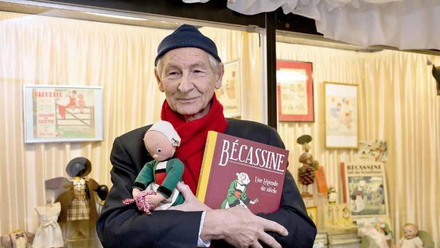 L'historien Bernard Lehembre, auteur de "Bécassine, une légende du siècle", pose le 2 février 2015 au Musée de la poupée à Paris à l'occasion du 110e anniversaire de la petite bonne bretonne créée par Emile-Joseph-Porphyre Pinchon