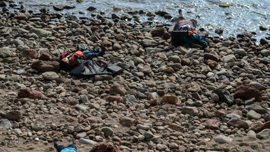 Les corps de migrants sont rejetés sur une plage turque après leur naufrage en mer Egée, le 30 janvier 2016