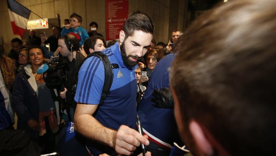 Nikola Karabatic signe des autorgraphes à l'arrivée de l'équipe de France de handball championne du monde, le 2 février 2015 à l'aéroport de Roissy