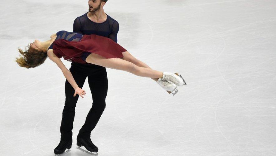 Gabriella Papadakis dans les bras de Guillaume Cizeron, aux Championnats d'Europe de patinage artistique à Bratislava, le 30 janvier 2016