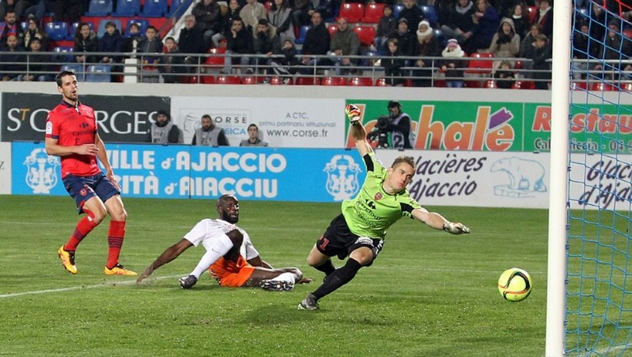 L'attaquant Mustafa Yatabaré (au sol) ouvre le score pour Montpellier sur le terrain du Gazélec Ajaccio, le 30 janvier 2016