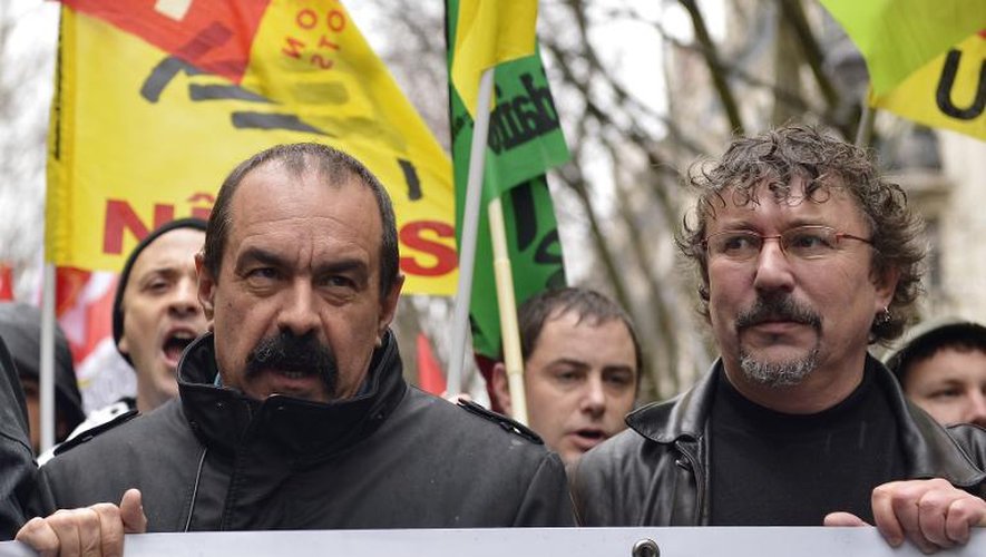 Philippe Martinez (g) participe à une manifestation contre la réforme de la SNCF le 29 janvier 2015 à Paris