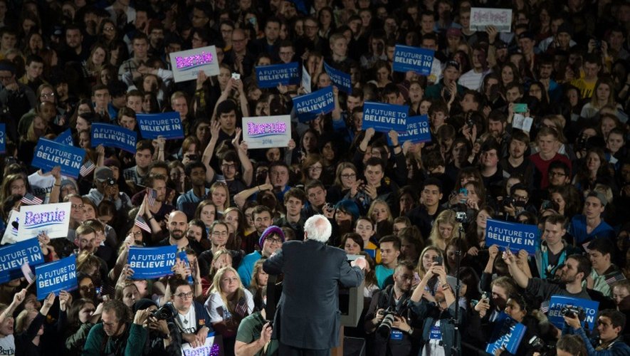 Le candidat aux primaires démocrates, Bernie Sanders (de dos), à Iowa aux Etats-Unis, le 30 janvier 2016