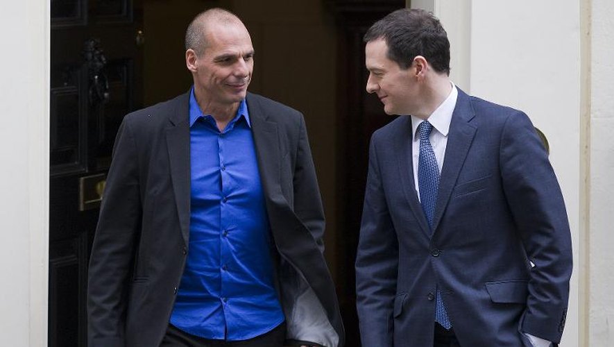 Le ministre grec des Finances  Yanis Varoufakis à la sortie du 11 Downing Street à Londres où il a été reçu le 2 février 2015 par son homologue britannique George Osborne