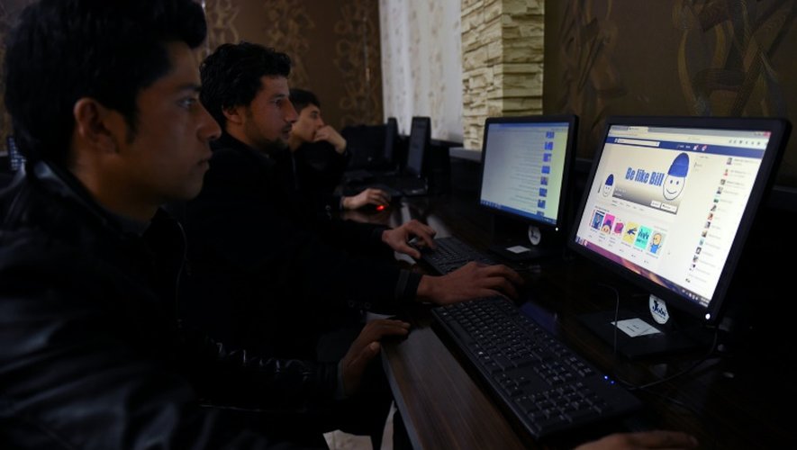 Un étudiant afghan regarde les dessins humoristique "Be Like Bill" sur un compte  Facebook à Kaboul, le 30 janvier 2016
