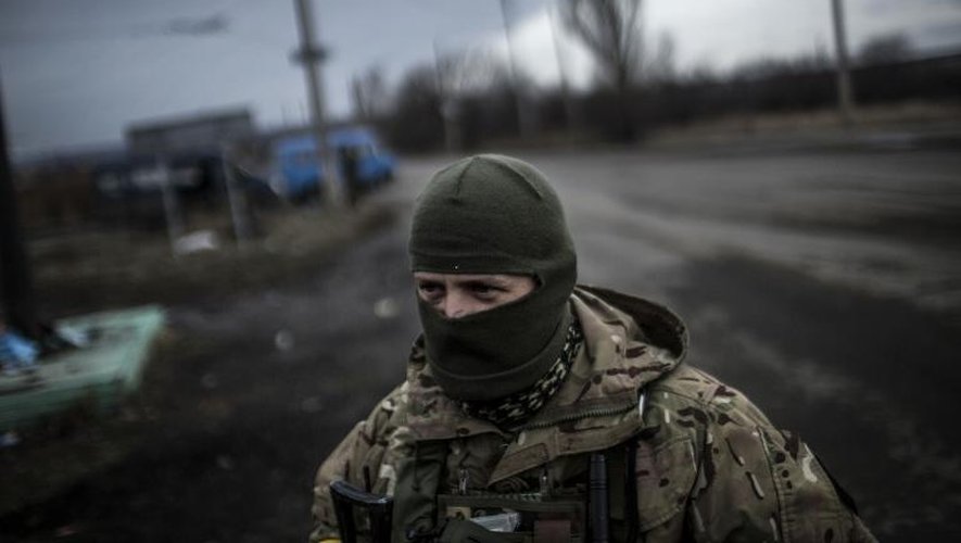 Un soldat ukrainien le 2 février 2015 sur une route entre Debaltsevé et Artemivsk dans la région de Donetsk