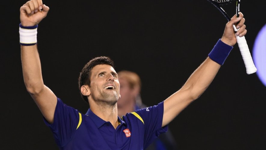 Le Serbe Novak Djokovic célèbre sa victoire contre le Britannique Andy Murray lors de la finale de l'Open d'Australie, à Melbourne, le 31 janvier 2016