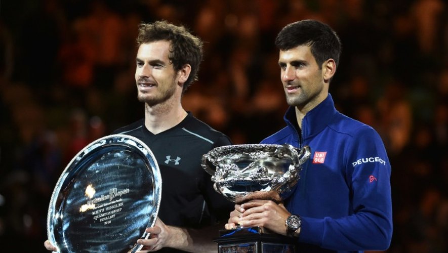 Le Britannique Andy Murray (G) et le Serbe Novak Djokovic (D) avec leur trophée après la finale de l'Open d'Australie à Melbourne, le 31 janvier 2016
