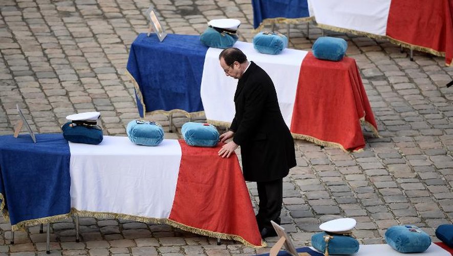 François Hollande rend hommage aux militaires tués en Espagne, lors d'une cérémonie le 3 février 2015 aux Invalides à Paris