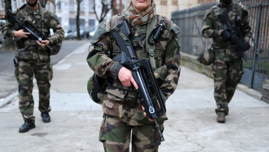 Des soldats du dispositif de surveillance "Sentinelle" patrouillent dans les rues de Toulouse, le 31 décembre 2015