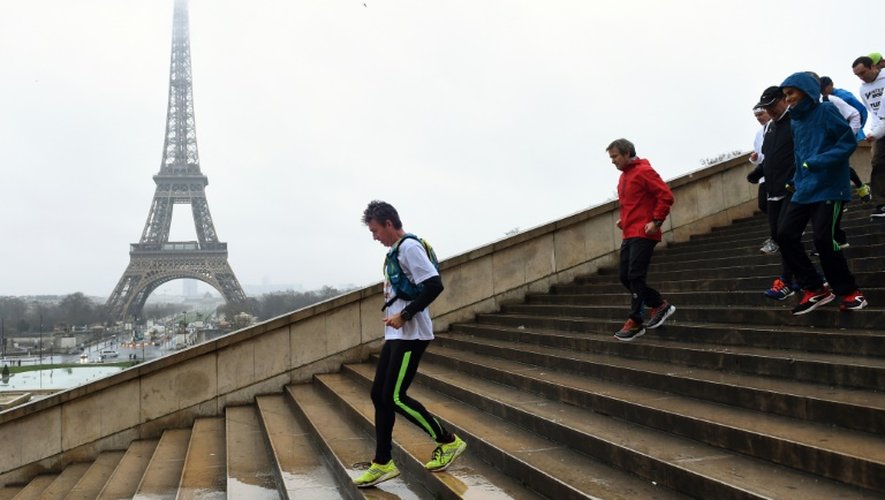 L'ultra-fondeur Serge Girard a débute son tour du monde, sur les marches du Trocadero, le 31 janvier 2016 à Paris