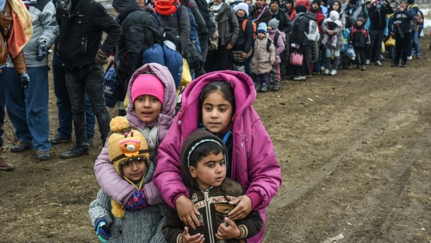 Des migrants et réfugiés attendent pour passer un barrage de sécurité après avoir franchi la frontière macédonienne près du village de Miratovac, en Serbie, le 26 janvier 2016