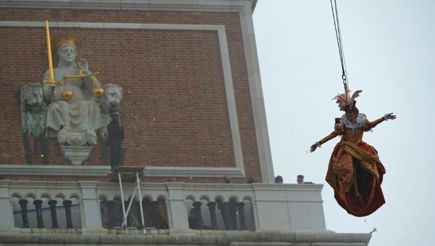 L'Italienne Irene Rizzi effectue le saut de l'ange marquant le lancement du carnaval de Venise, le 31 janvier 2016