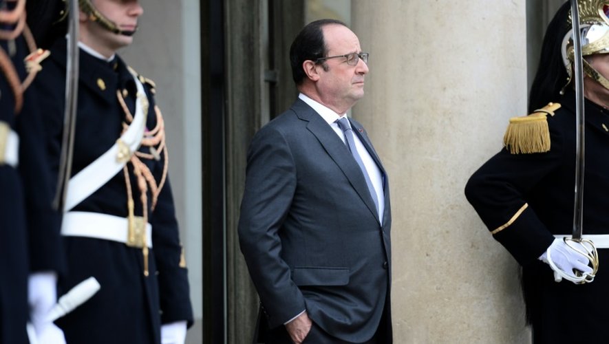 Le président français François Hollande, le 28 janvier 2016 sur le perron de l'Elysée à Paris