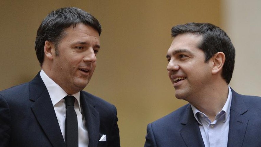 Le Premier ministre grec Alexis Tsipras (d) est accueilli par son homologue italien Matteo Renzi, le 3 février 2015 à Rome