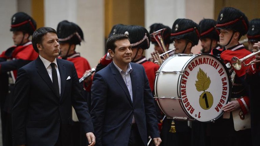 Le Premier ministre grec Alexis Tsipras (d) est accueilli par son homologue italien Matteo Renzi, le 3 février 2015 à Rome