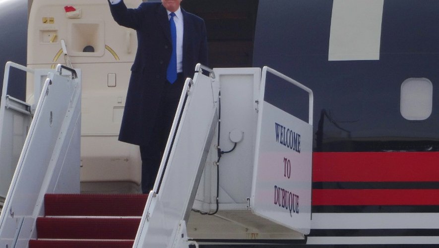 Le candidat à l'investiture républicaine Donald Trump arrive à Dubuque dans l'Iowa, le 30 janvier 2016