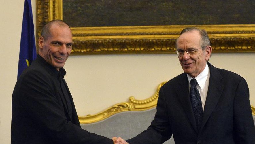 Le ministre grec des Finances Yanis Varoufakis (g) et son homologue italien Pier Carlo Padoan, le 3 février 2015 à Rome
