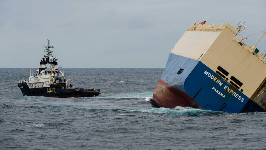 Photo publiée le 1er février par la Marine nationale du cargo "Modern express" qui dérive au large du littoral français