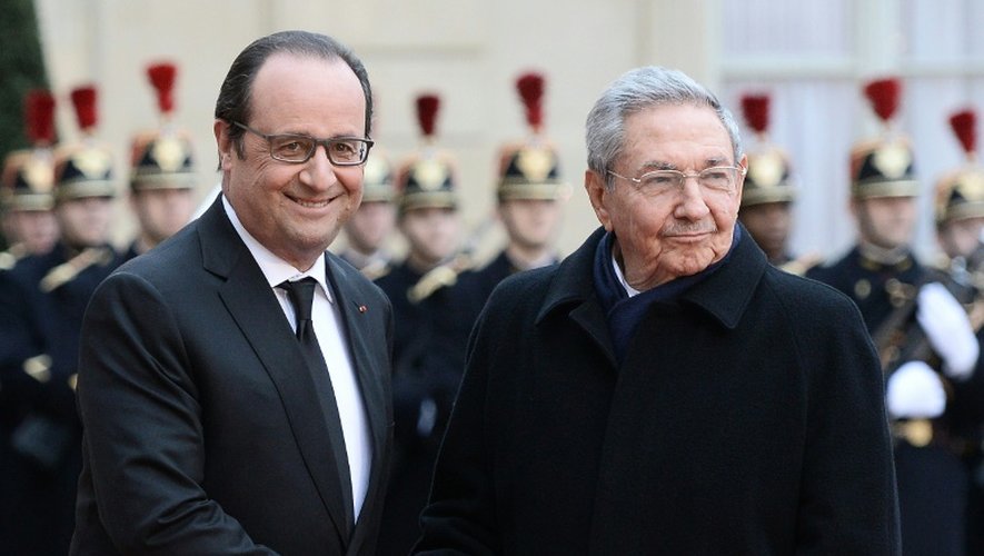 Le président français François Hollande (g) et son homologue cubain Raul Castro, le 1er février 2016 au Palais de l'Elysee, à Paris