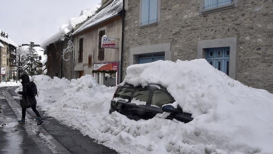 Une voiture recouverte de neige à Saint-Lary-Soulan, dans le sud de la France, le 3 février 2015
