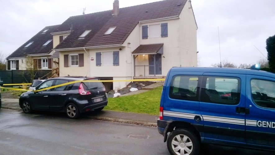Une voiture de la gendarmerie est garée le 1er février 2016 en face de la maison où deux jeunes enfants ont été retrouvés morts, à Camphin-en-Carembault (Nord)