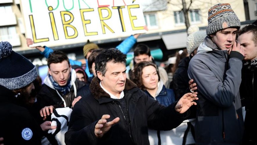 L'urgentiste chroniqueur à Charlie Hebdo Patrick Pelloux s'adresse à la foule devant l'Hyper Casher de la Porte de Vincennes, le 23 jnavier 2015