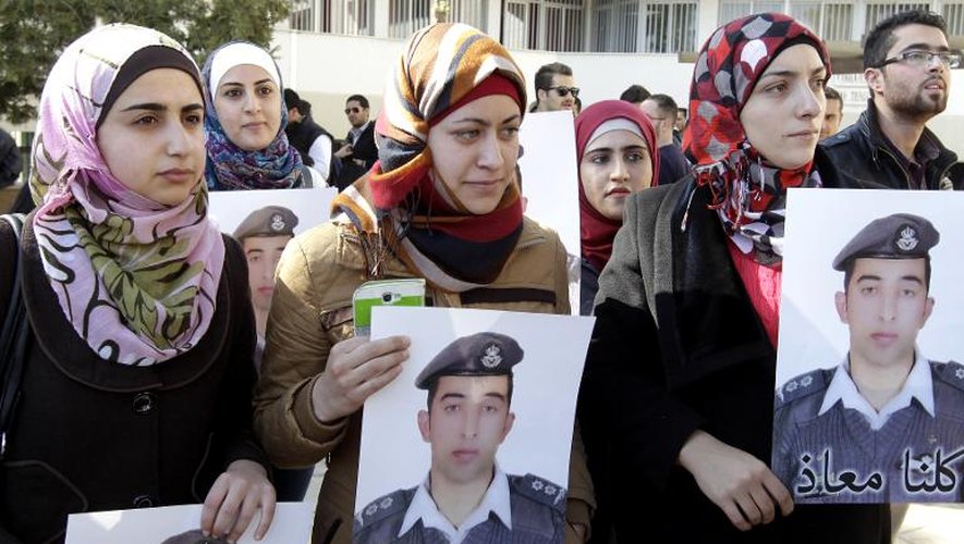Anwar Tarawneh (c), la femme du pilote jordanien otage du groupe Etat islamique, participe à une manifestation pour la libération de son mari, le 3 février 2015 à Amman