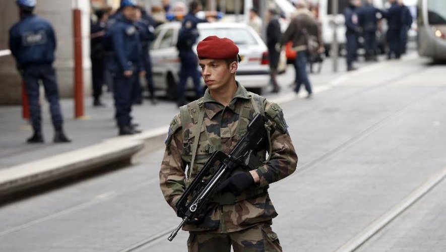 Un soldat sur les lieux où ont été agressés, à Nice, trois militaires, le 3 février 2015