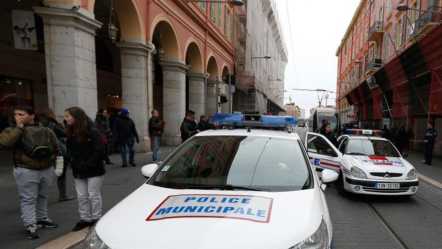 Des policiers sur les lieux où ont été agressés, à Nice, trois militaires, le 3 février 2015