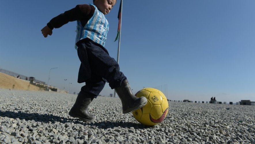 Murtaza Ahmadi, 5 ans, joue au football à Kaboul le 1er février 2016. La Fédération afghane de football a assuré être en contact avec son idole, Lionel Messi, pour organiser une rencontre entre la star du Barça et Murtaza